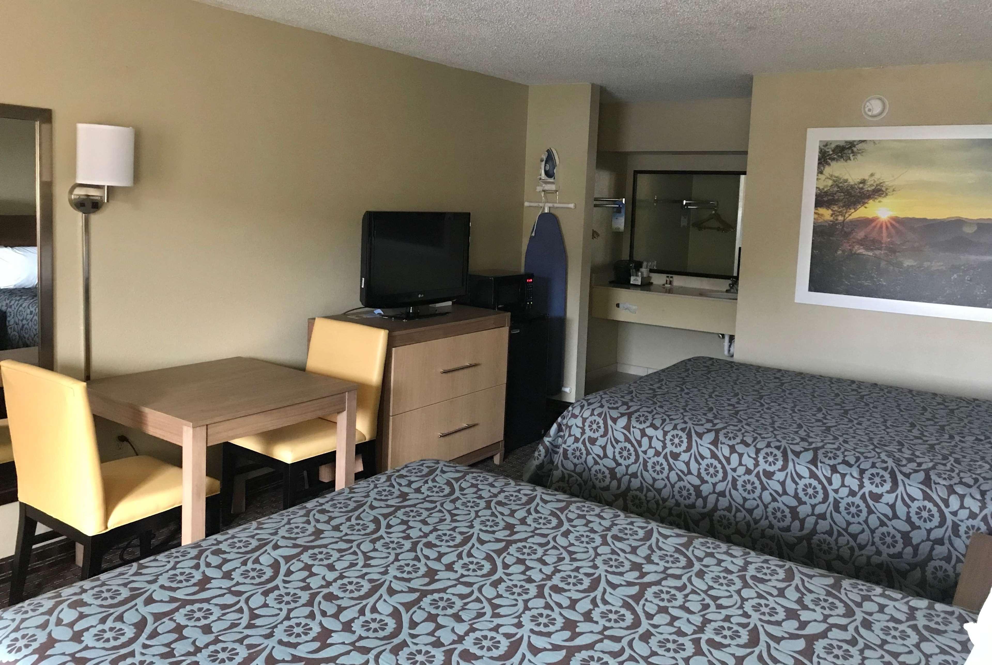 Days Inn By Wyndham Lexington-Columbia Ngoại thất bức ảnh